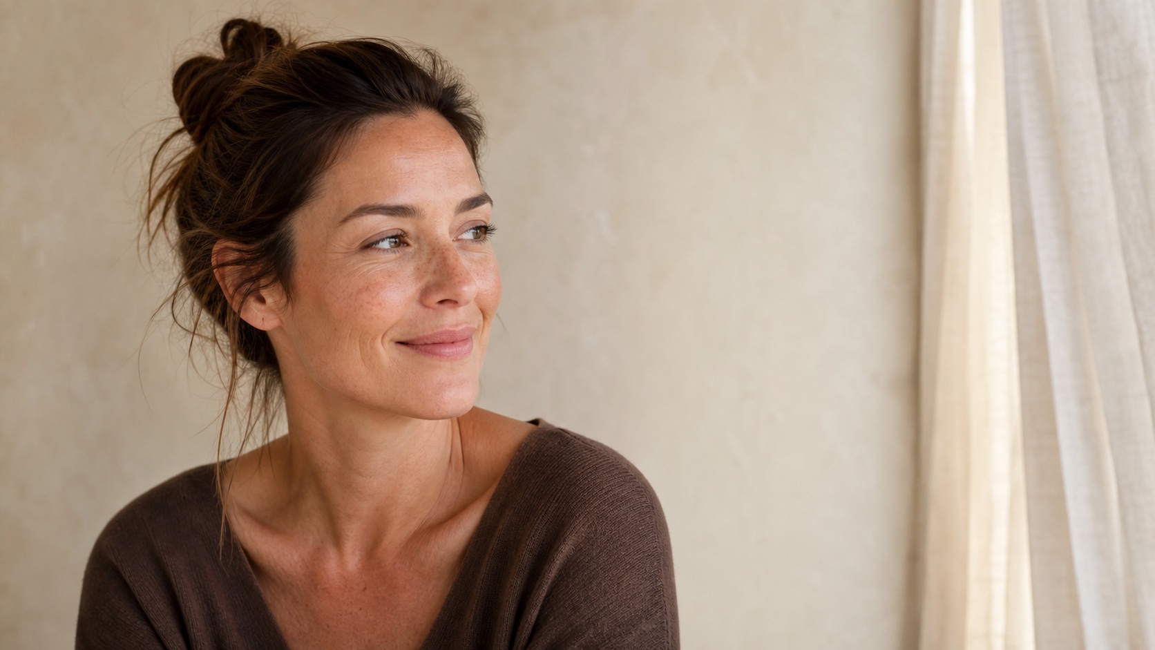 Zelfverzekerde vrouw met natuurlijke wenkbrauwen